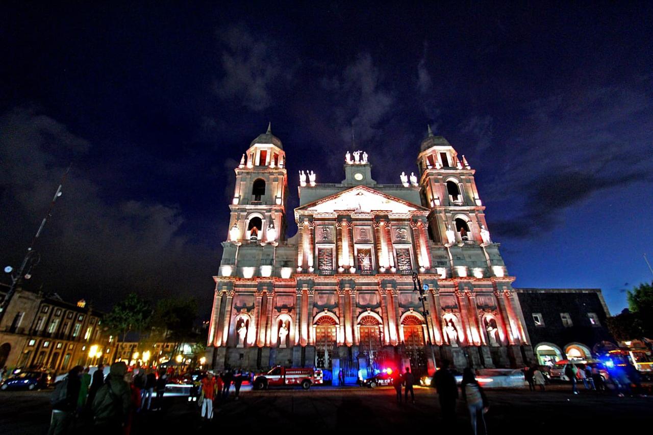 Continua Iluminación de la Catedral de Toluca