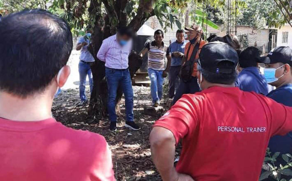 Por entregar obra en mal estado alcalde chiapaneco es amarrado a un árbol
