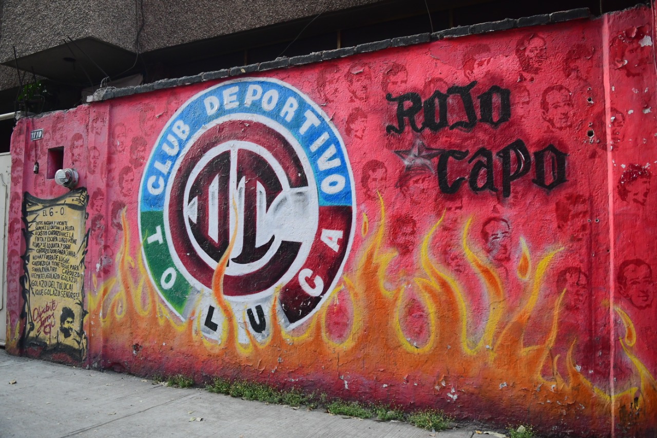 toluca-fc-orgullo-gloria-y-tradicion-plasmada-en-calles-de-la-ciudad-por-el-colectivo-rojo-capo-4-video