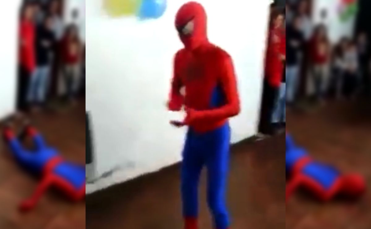 Spiderman se encuentra en medio de su rutina haciendo algunas acrobacias pero ocurre un accidente