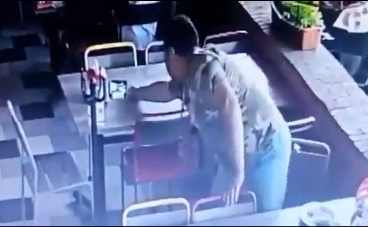 Se roba la propina de una mesa de un restaurante y video se hace viral