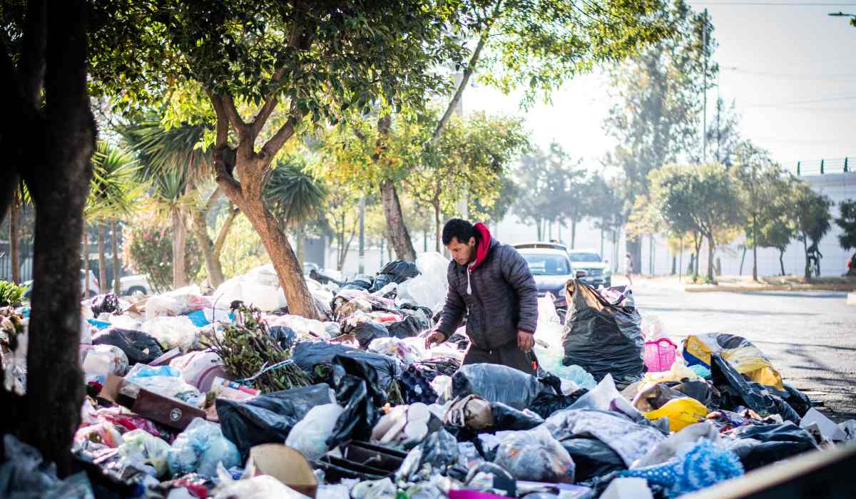 ¡No puede ser!, personas siguen dejando basura en las calles de Toluca
