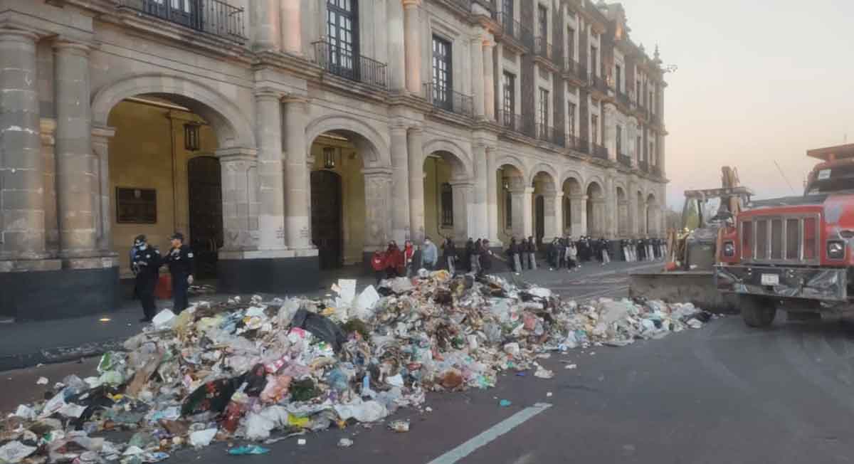 Palacio de Gobierno y calles de Toluca presentan montañas de basura
