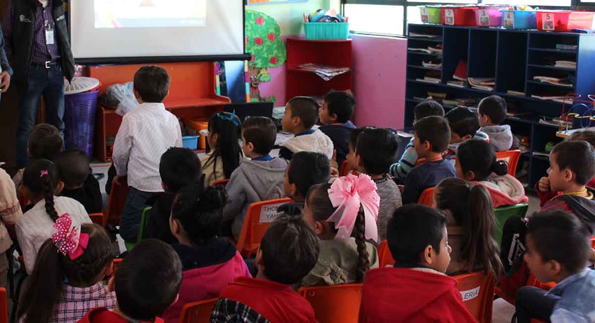 alumnos en clase antes de la pandemia y de la variante omicrón en el estado de méxico