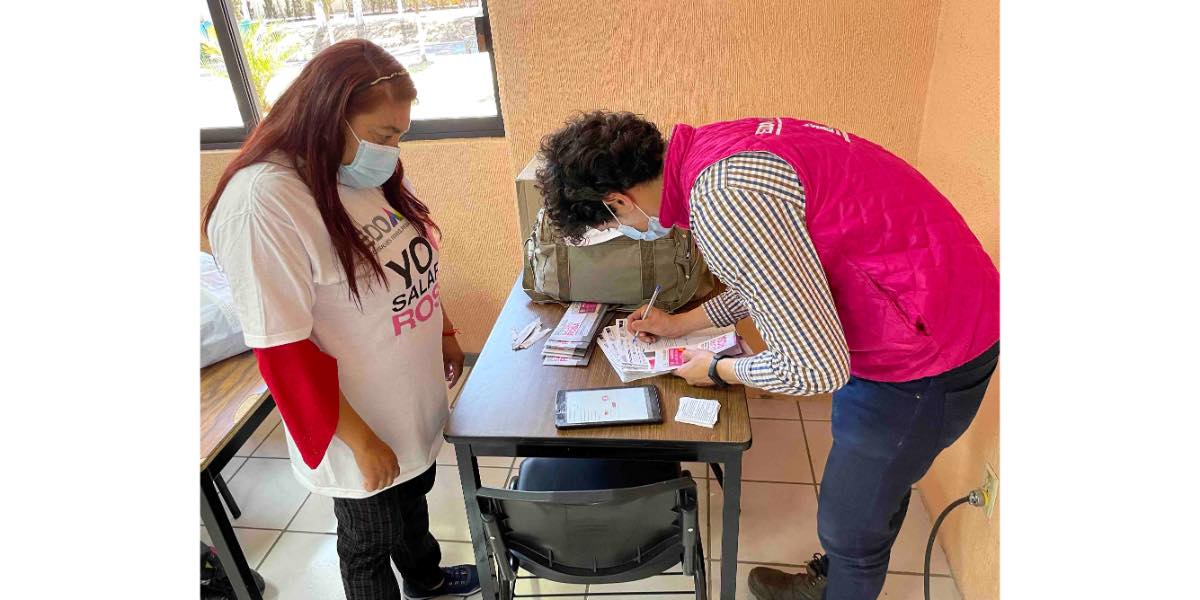 Mujer recibe asesorí­a del salario rosa 2022 