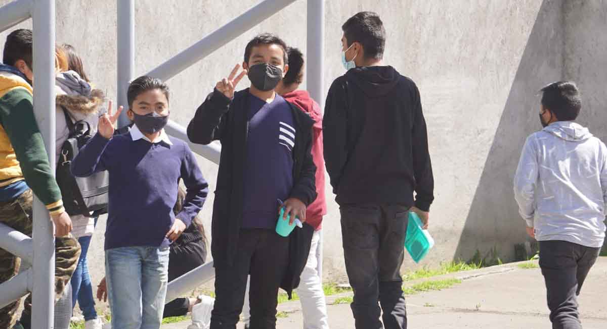 alumnos disfrutan del recreo al aire libre tras regreso a clases por pandemia 2022