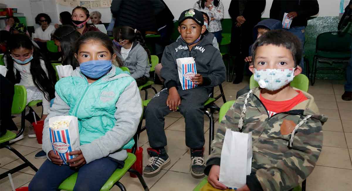 niños en aula de clase a punto de disfrutar de la suspension del calendario sep