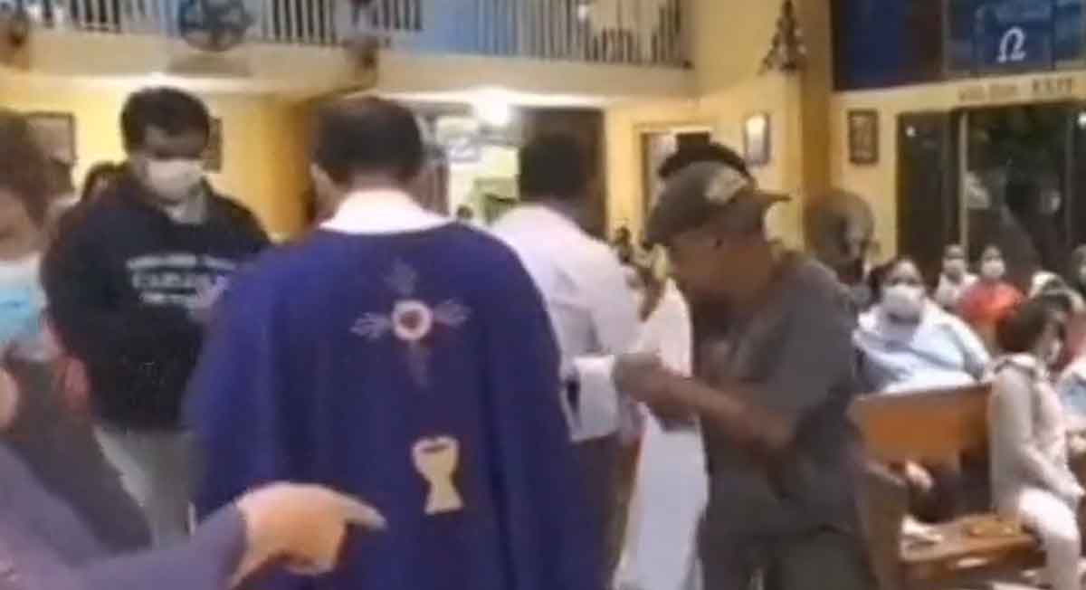 cura niega comunión a indigente en iglesia de nicaragua
