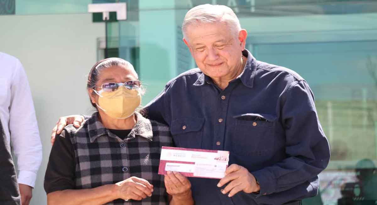 adulta mayor recibe tarjeta bienestar de la pensión adultos mayores de la mano de AMLO