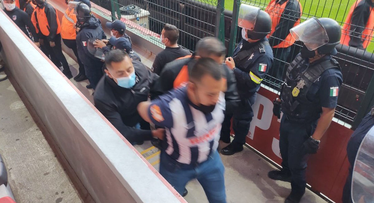 ¡Pa´ fuera! Retiran a 15 aficionados durante el partido Toluca vs Monterrey
