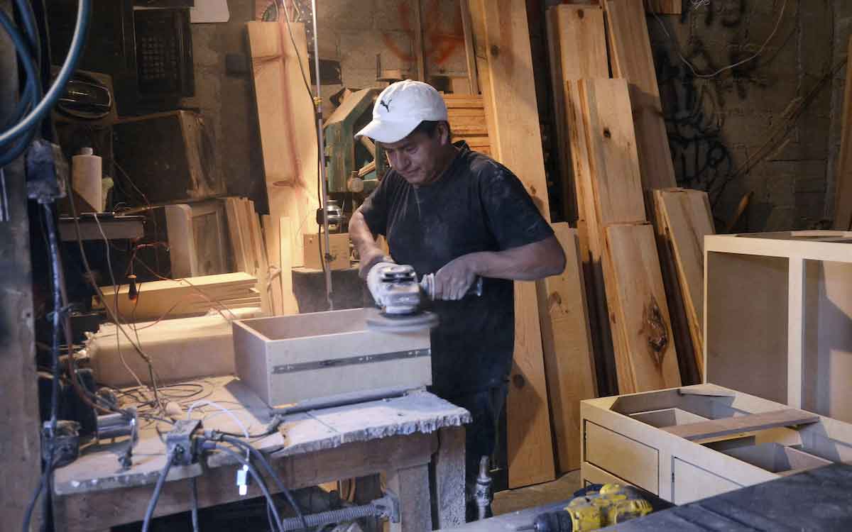 empleado carpintero en canadá tras conseguir empleo en el extranjero canadá