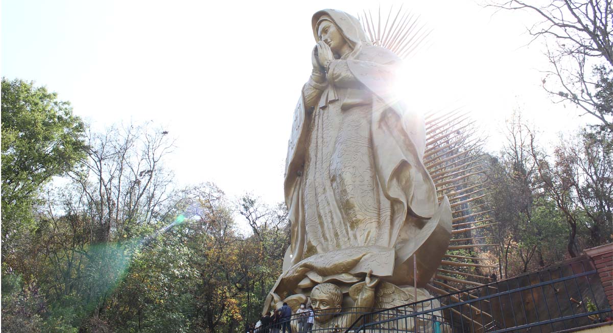 Peregrinos en escultura monumental de la Virgen de Guadalupe en El Ahuehuete, Chalma