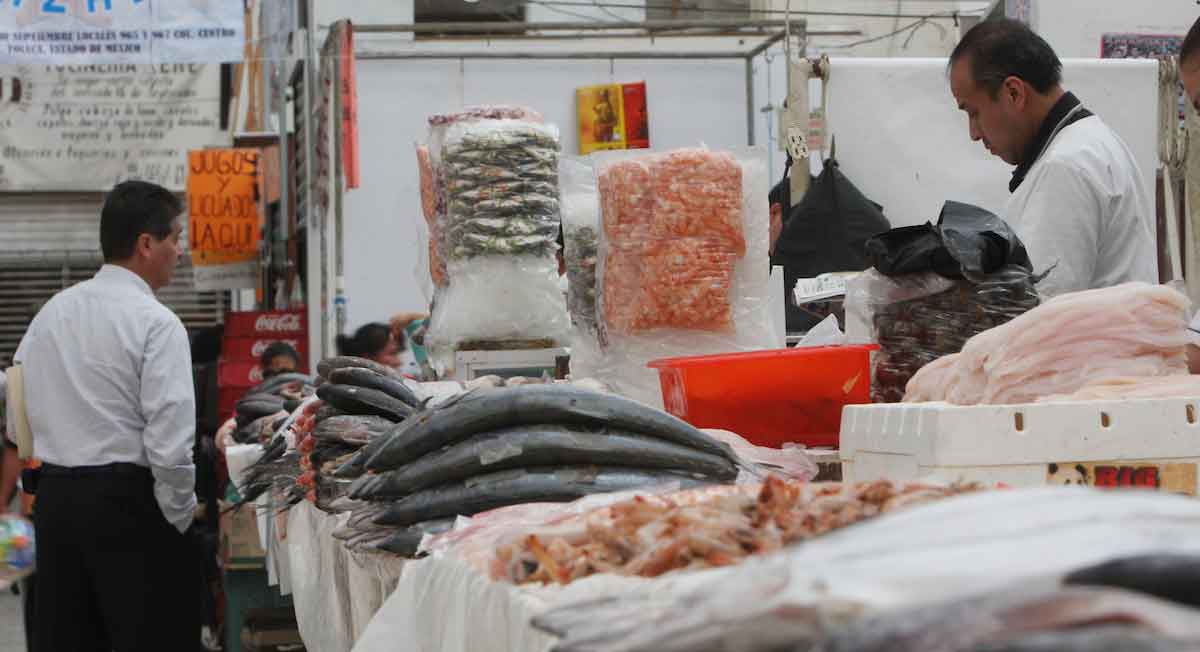 vendedor de pescado fresco en mercado 16 de septiembre en toluca en semana santa 2022