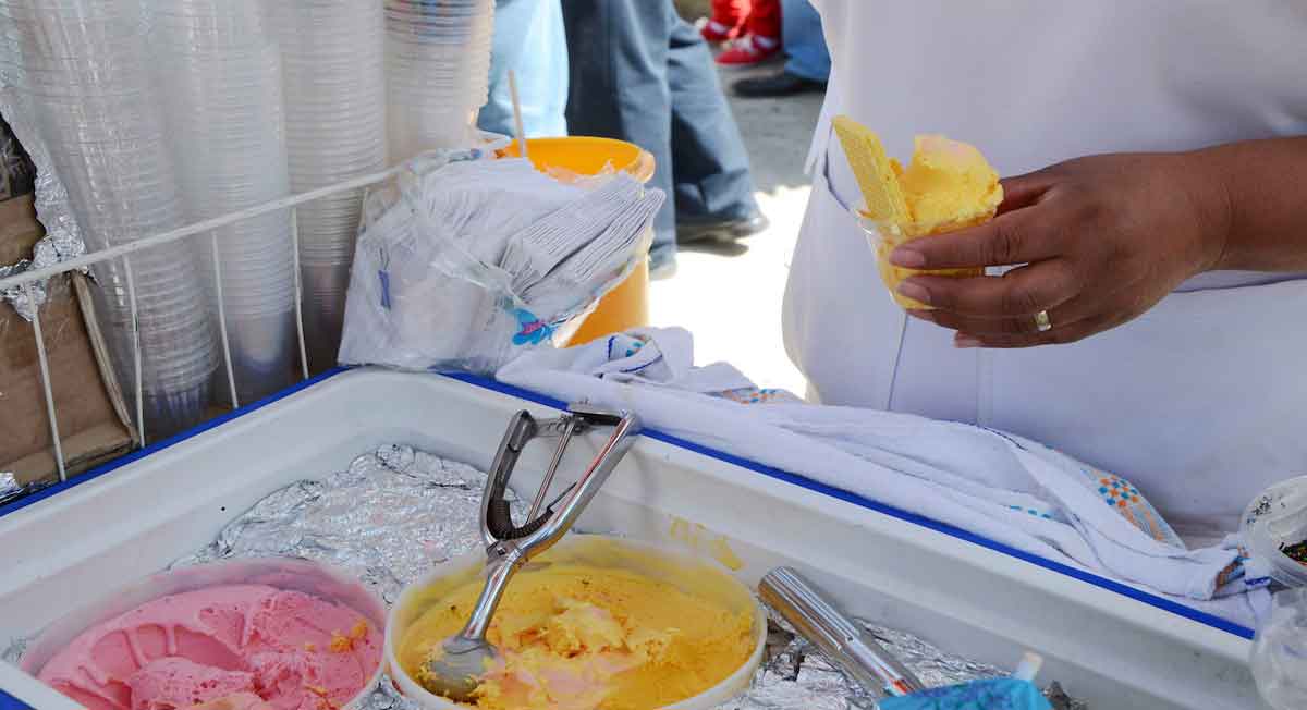 vendedora de helados  en feria del helado y el chumiate otzolotepec 2022
