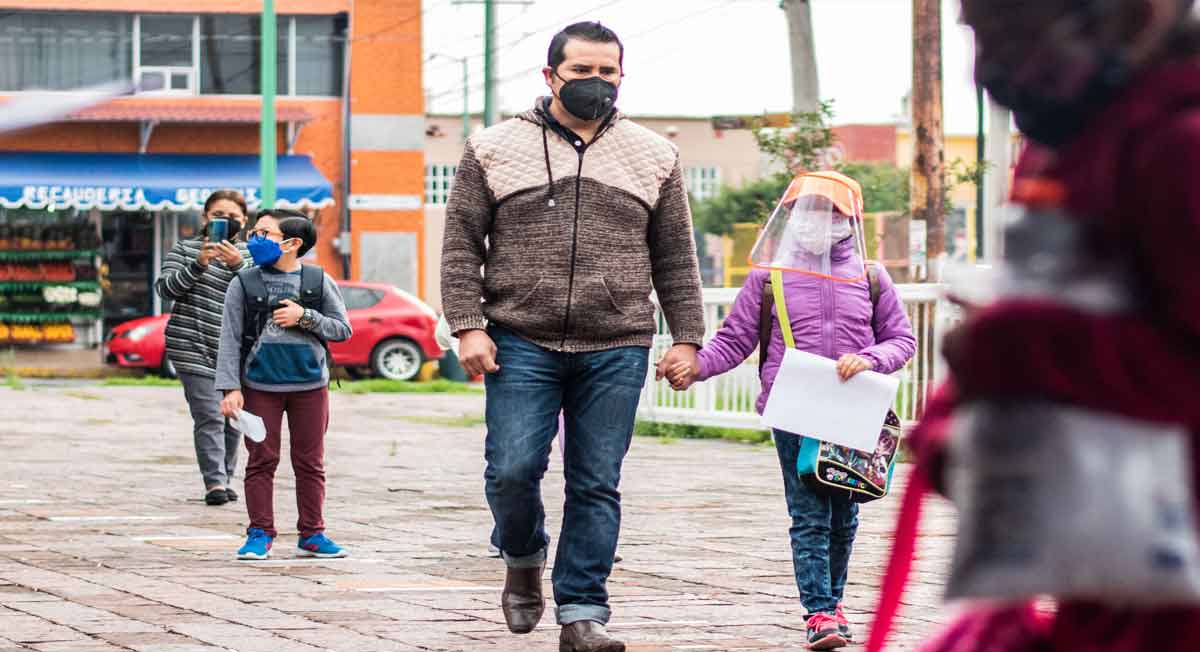 padre de familia lleva de la mano a su hija a escuela pública del edomex en pandemia