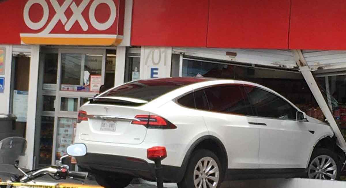 Tesla se mete de "compras" a un OXXO y se vuelve viral