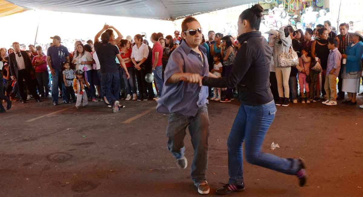 pareja baila al ritmo sonidero en evento de la ciudad de méxico