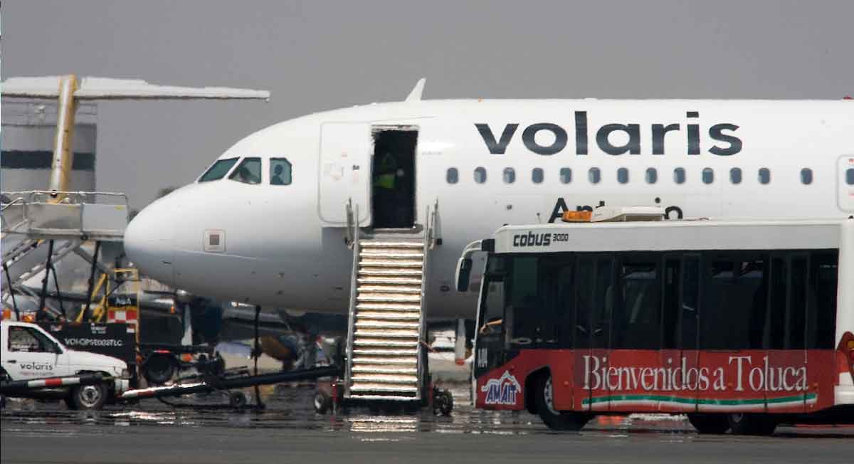 descenso de tripulación de volaris en aeropuerto de toluca 