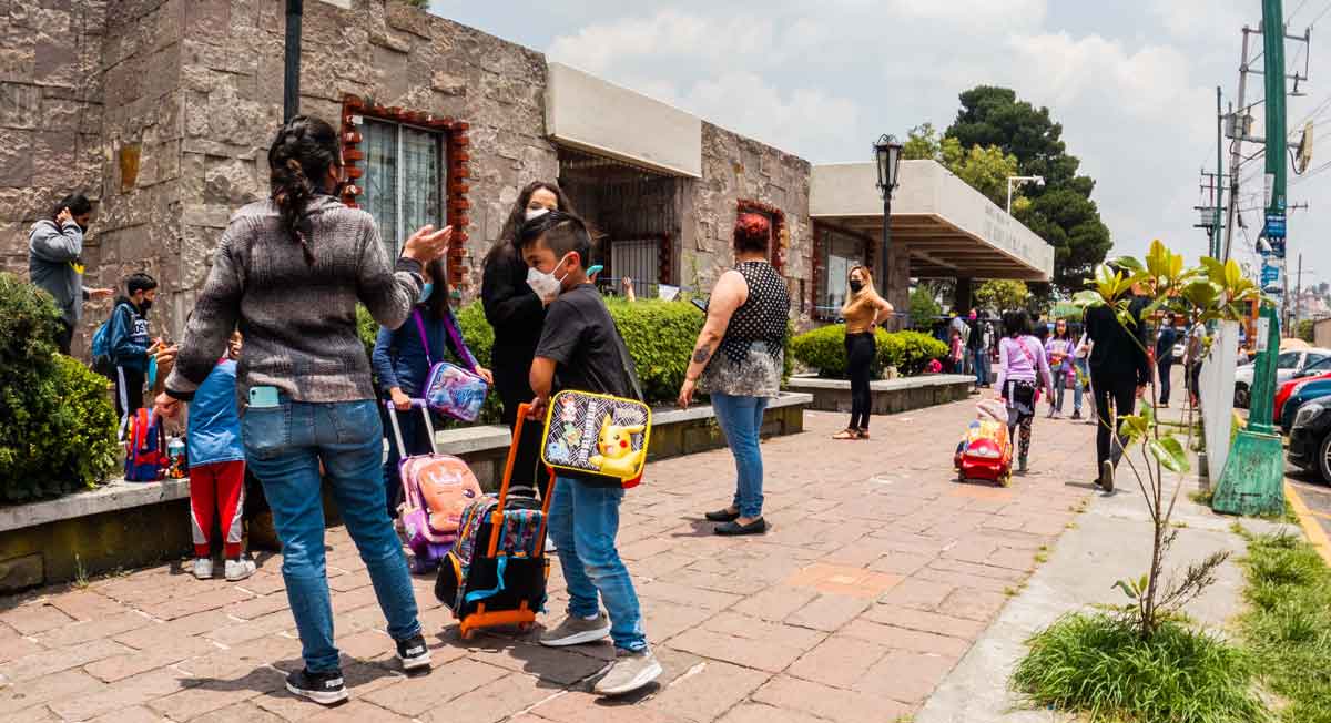 mamás recogen alumnos y se enteran de la suspensión de clases sep 