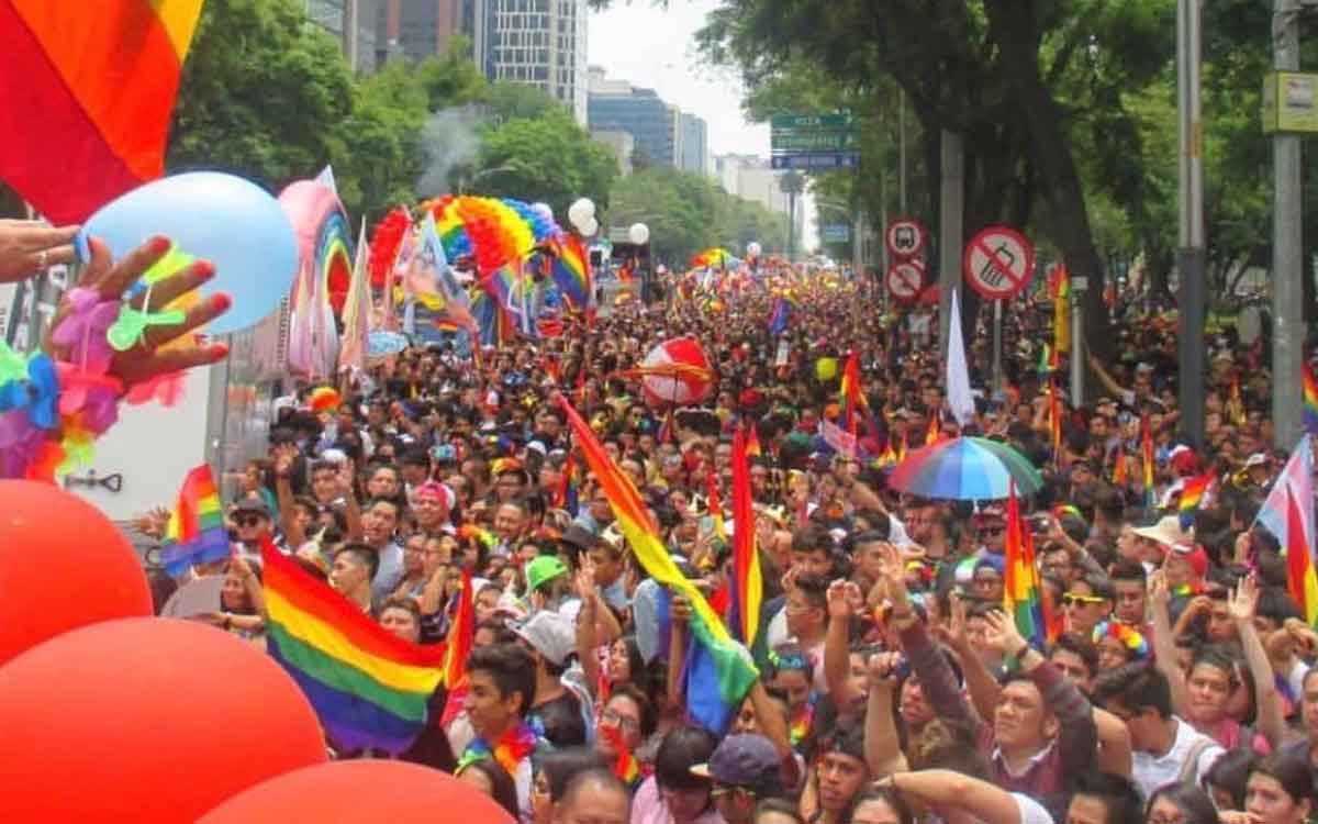 personas en la marcha pride de la ciudad de mexico