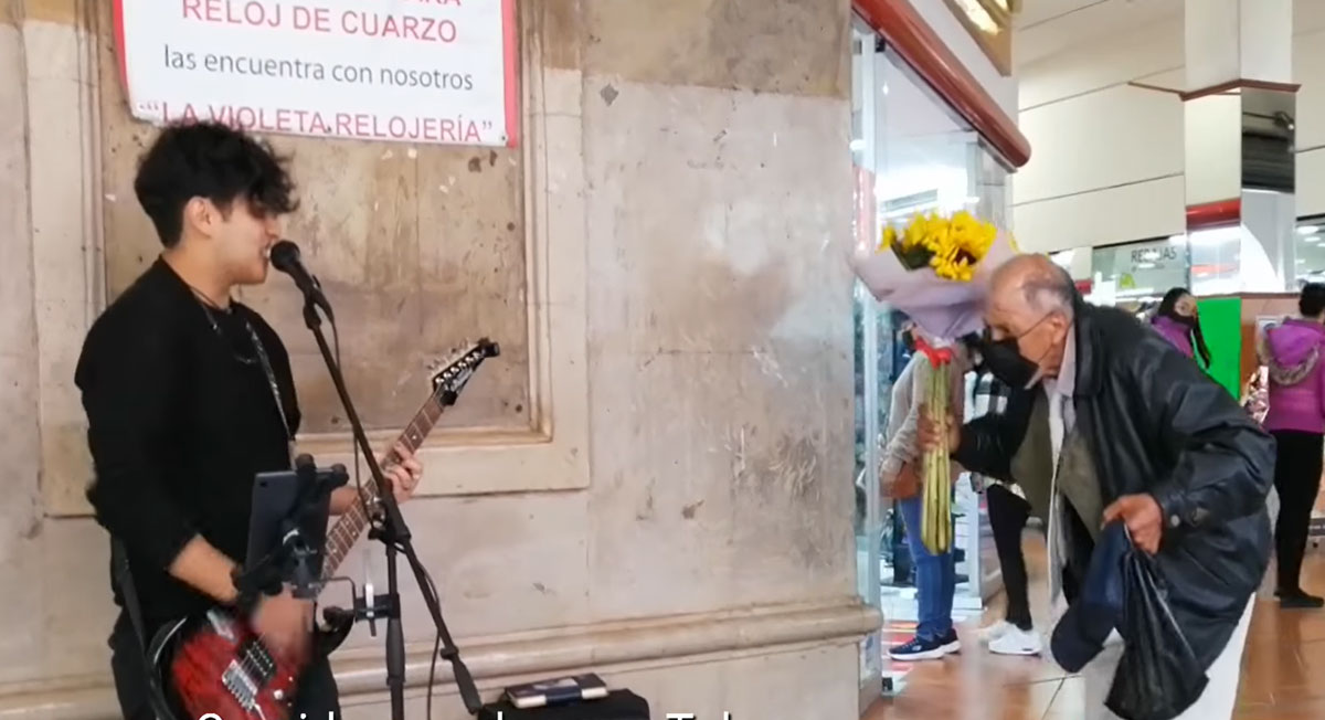 Al ritmo de "It´s My Life", abuelito baila eufórico en Los Portales de Toluca