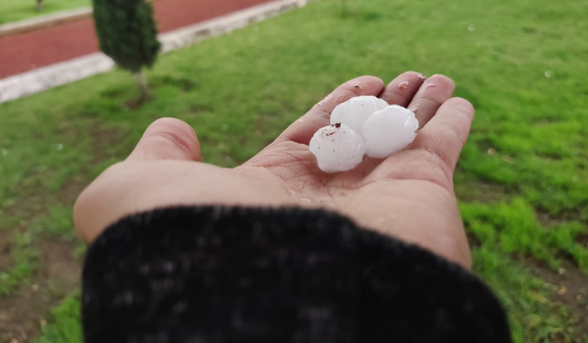 Gigantes granizos sorprenden esta tarde al Valle de Toluca