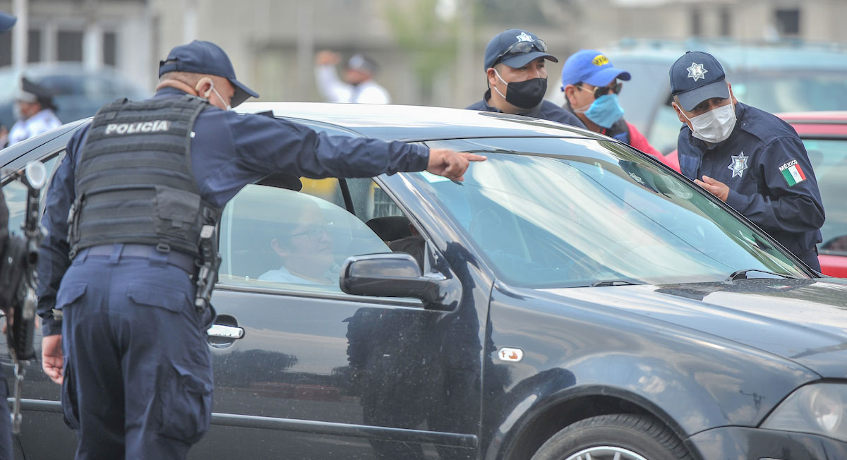 Policias del estado de méxico apoyan a un automovilista