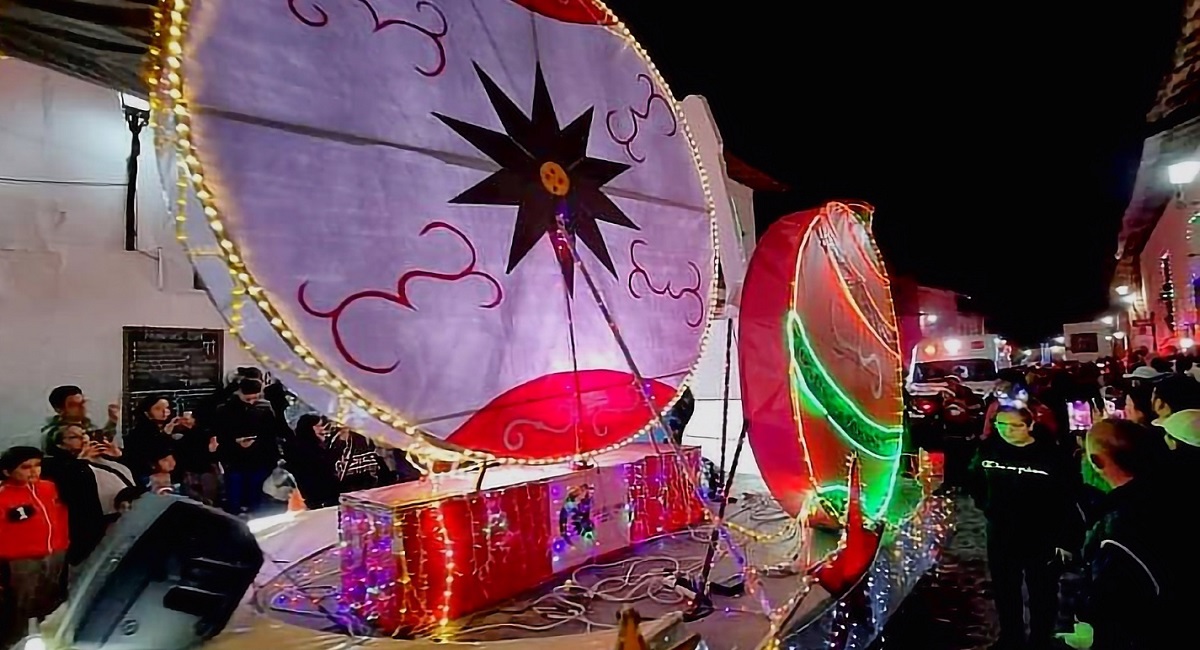 Bailarines, botargas y más, en el primer desfile navideño de Toluca