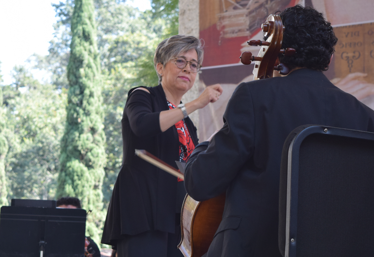 ¿Conoces a Gabriela Díaz Alatriste? Una de las más reconocidas directoras de orquesta en México