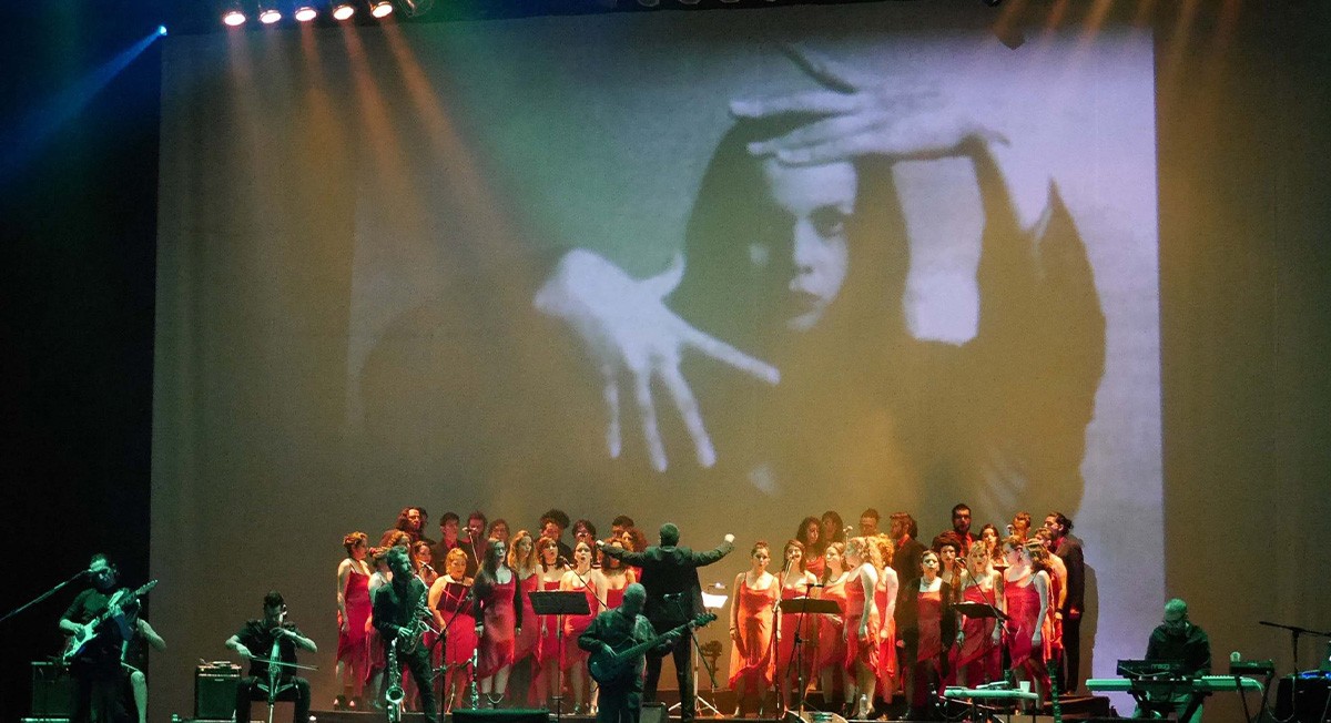 Santa Sabina y el Coro Virreinal Rita Guerrero durante un concierto en el Teatro Metropolitan
