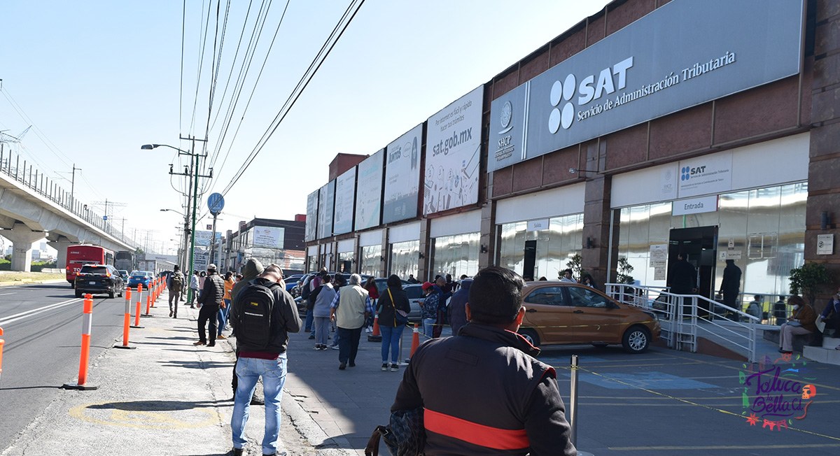 Personas formadas para entrar a la oficina del SAT en Toluca