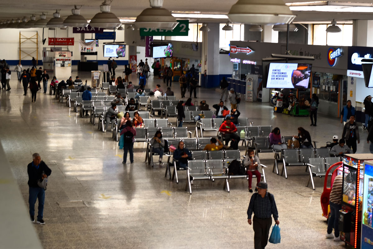 terminal de pasajeros se enteran de los aumentos de transporte en flecha roja en el estado de méxico en abril 2023