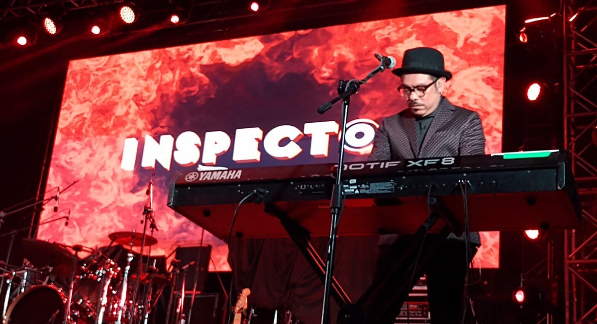 Tecladista de Inspector en concierto