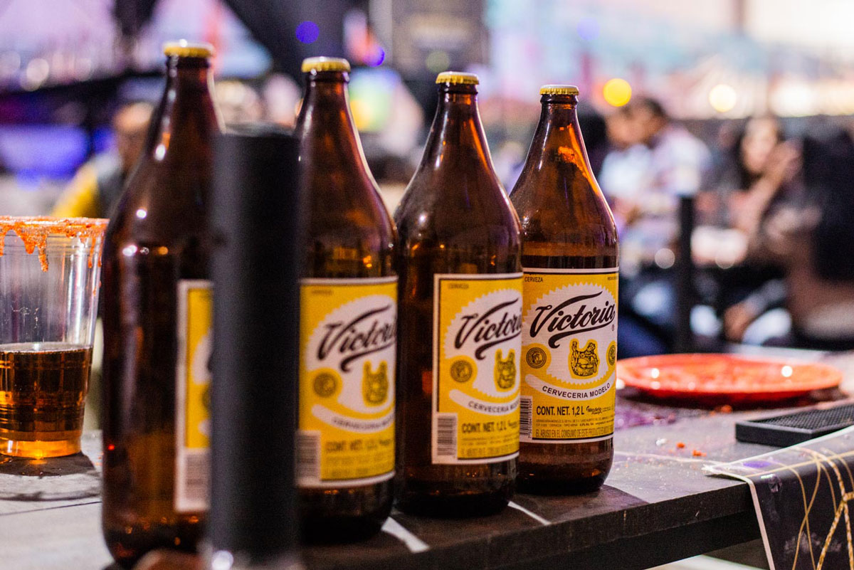 cervezas bendidas en puesto de micheladas en bares toluca metepec abril 2023