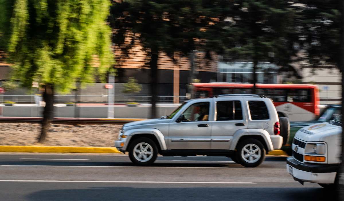 Auto circulando por las calles de Toluca