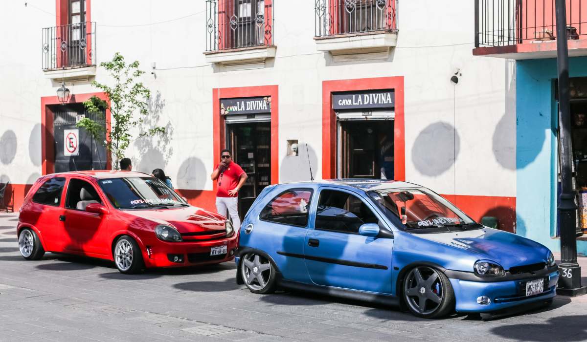 Coches parados en la calle de Toluca