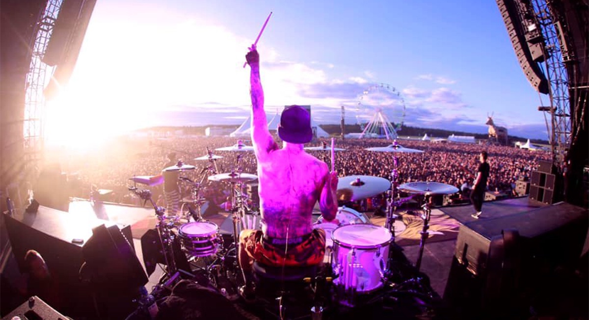 Baterista de Blink-182 en el primer concierto de su regreso