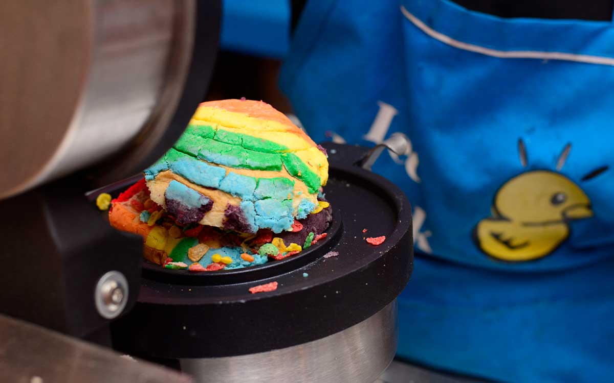 Viaja al final del arcoíris con la deliciosa “Concha Pride” en Toluca