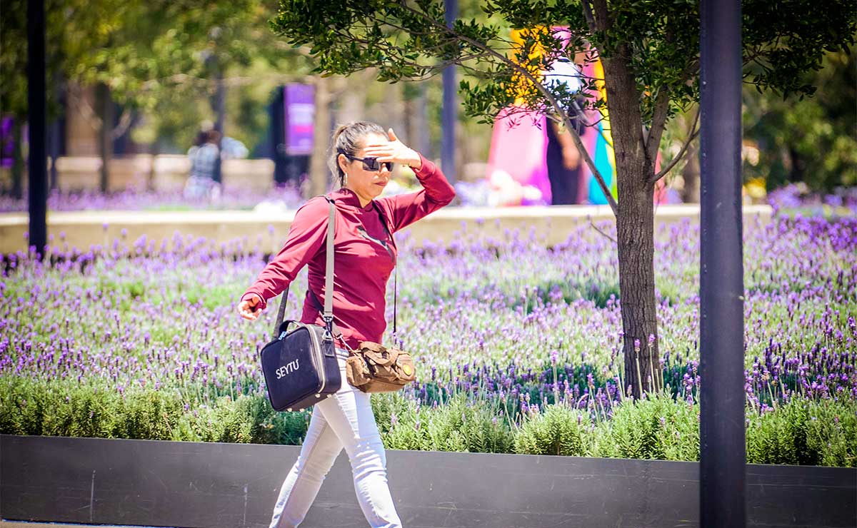 Mujer caminando con calor