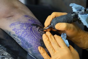 Tatuador realizando una pieza