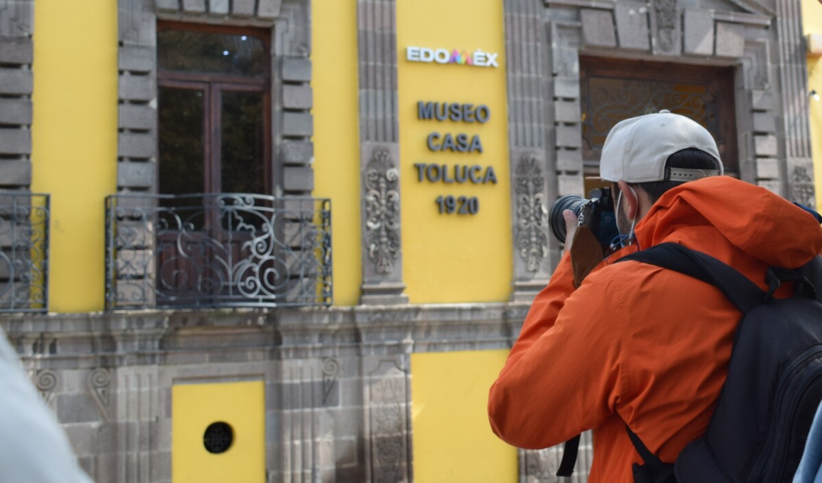 imagen de persona tomando fotografías por caminata por el centro hisorico de toluca