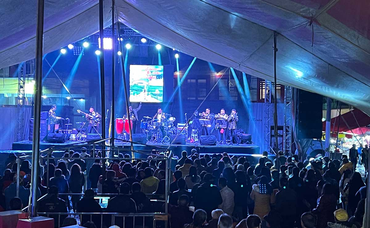 Personas disfrutando de concierto de grupo musical en San Buenaventura, Toluca