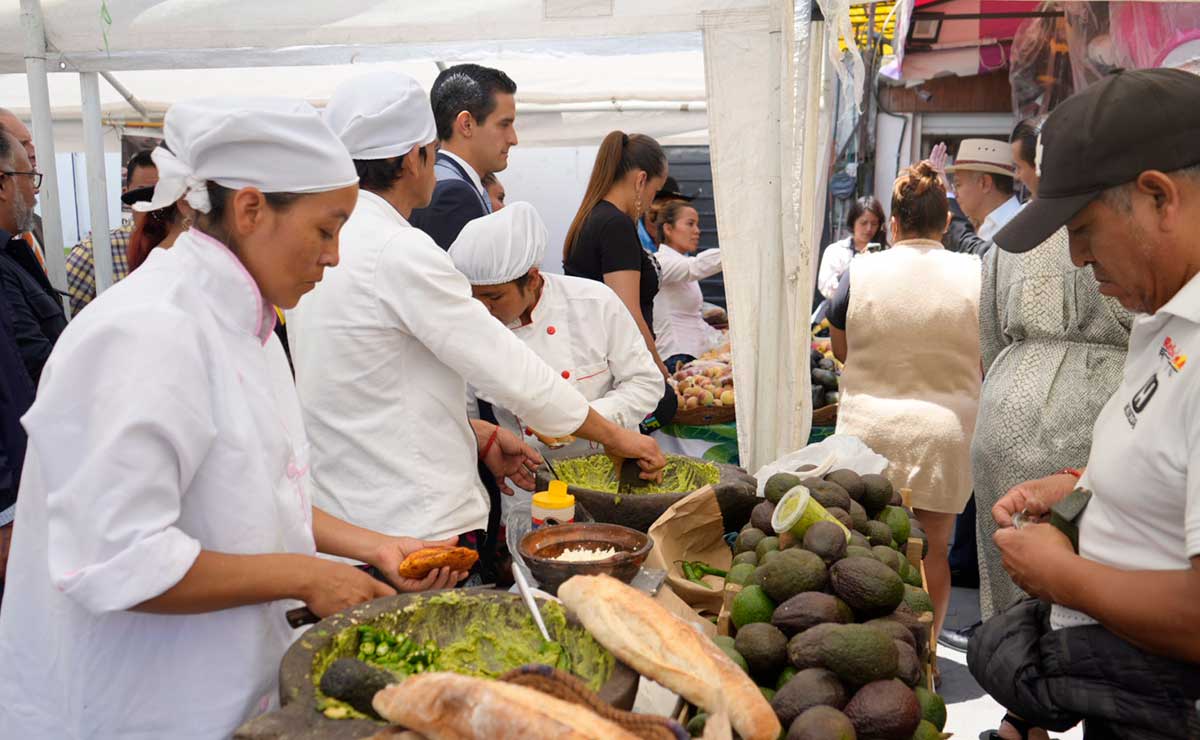 Personas preparando aguacatorta y aguacates en la mesa