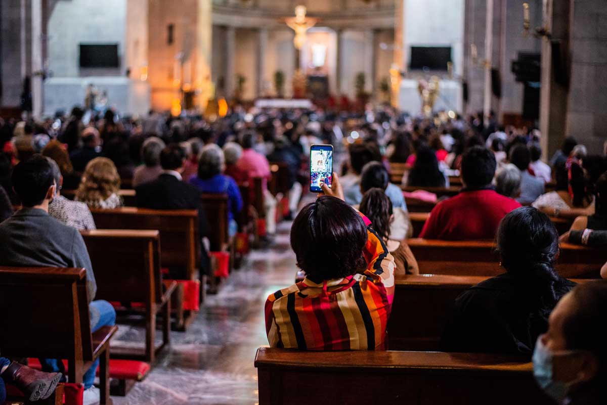 Público disfrutando de la Orquesta Filarmónica de Toluca en Catedral de Toluca