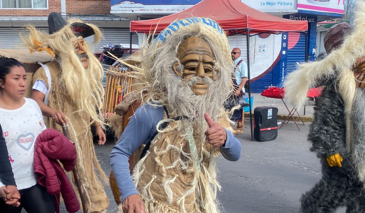 Personas en el carnaval de San Francisco Tlalcilalcalpan 2023