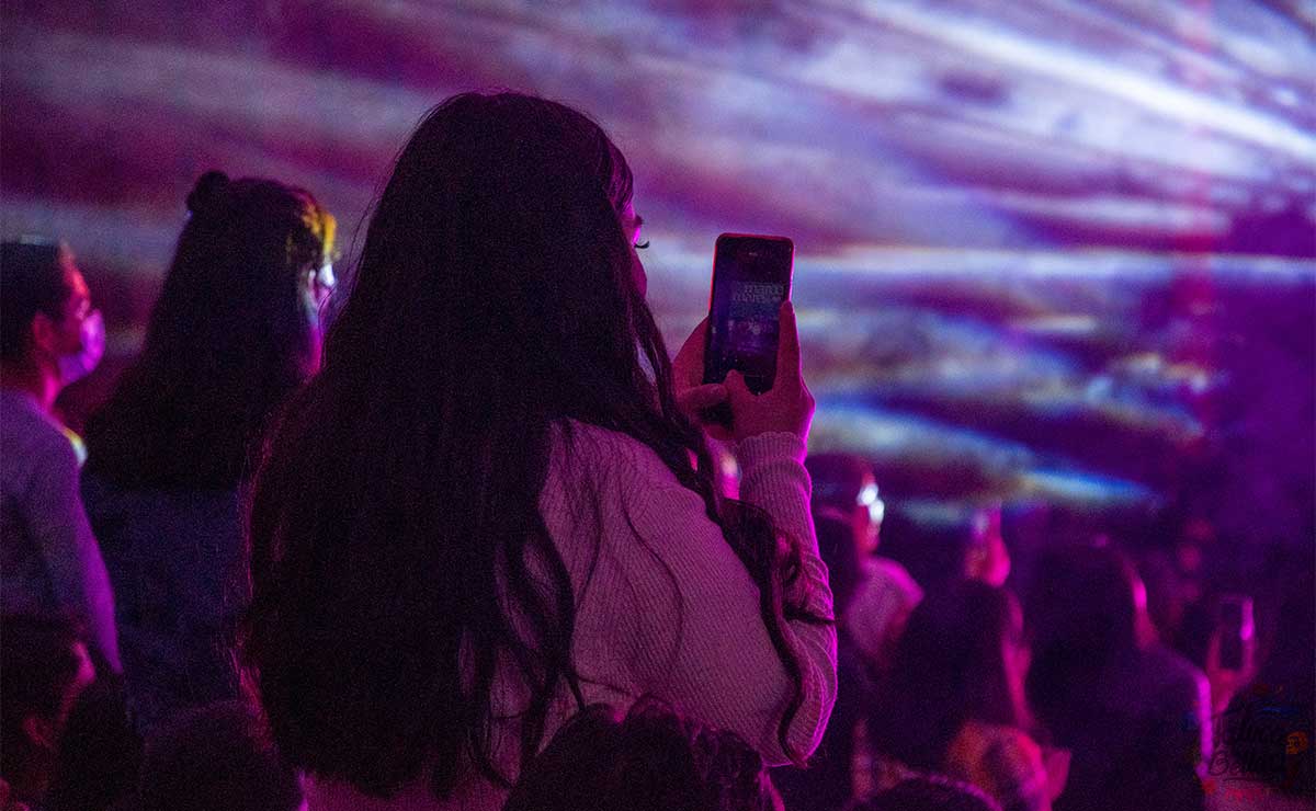 Persona grabando un concierto en México
