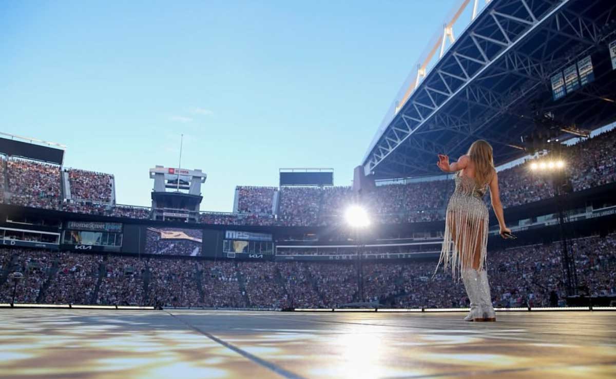 Taylor Swift dando concierto en un estadio