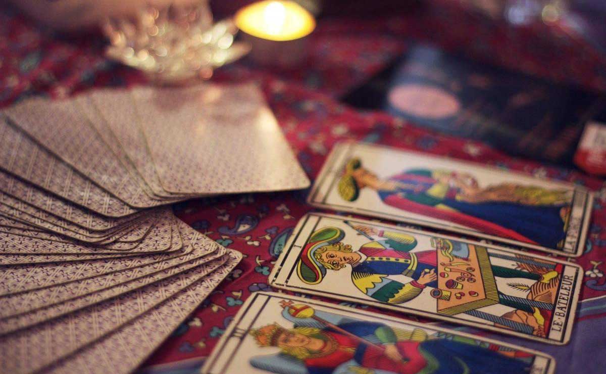 Cartas del tarot sobre la mesa en el Festival Pagano 2023 en Toluca.