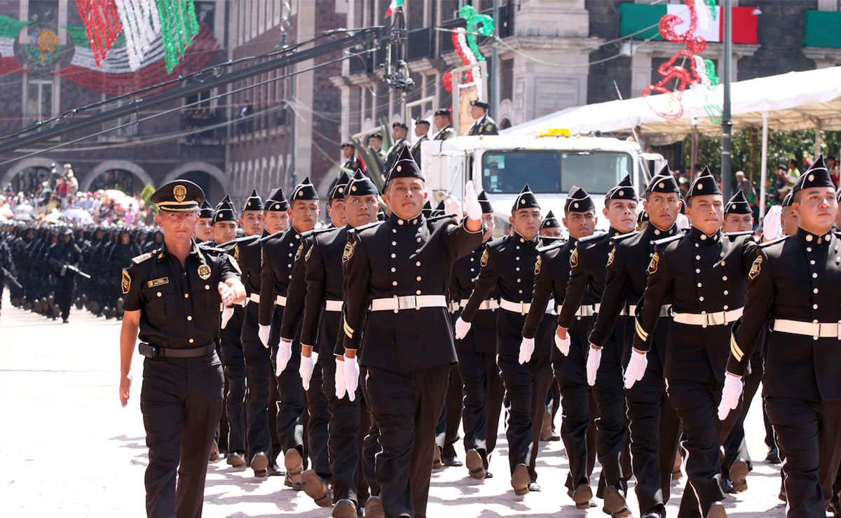 Desfile de la Independencia de México Tenango de Valle con cadetes y adornos.