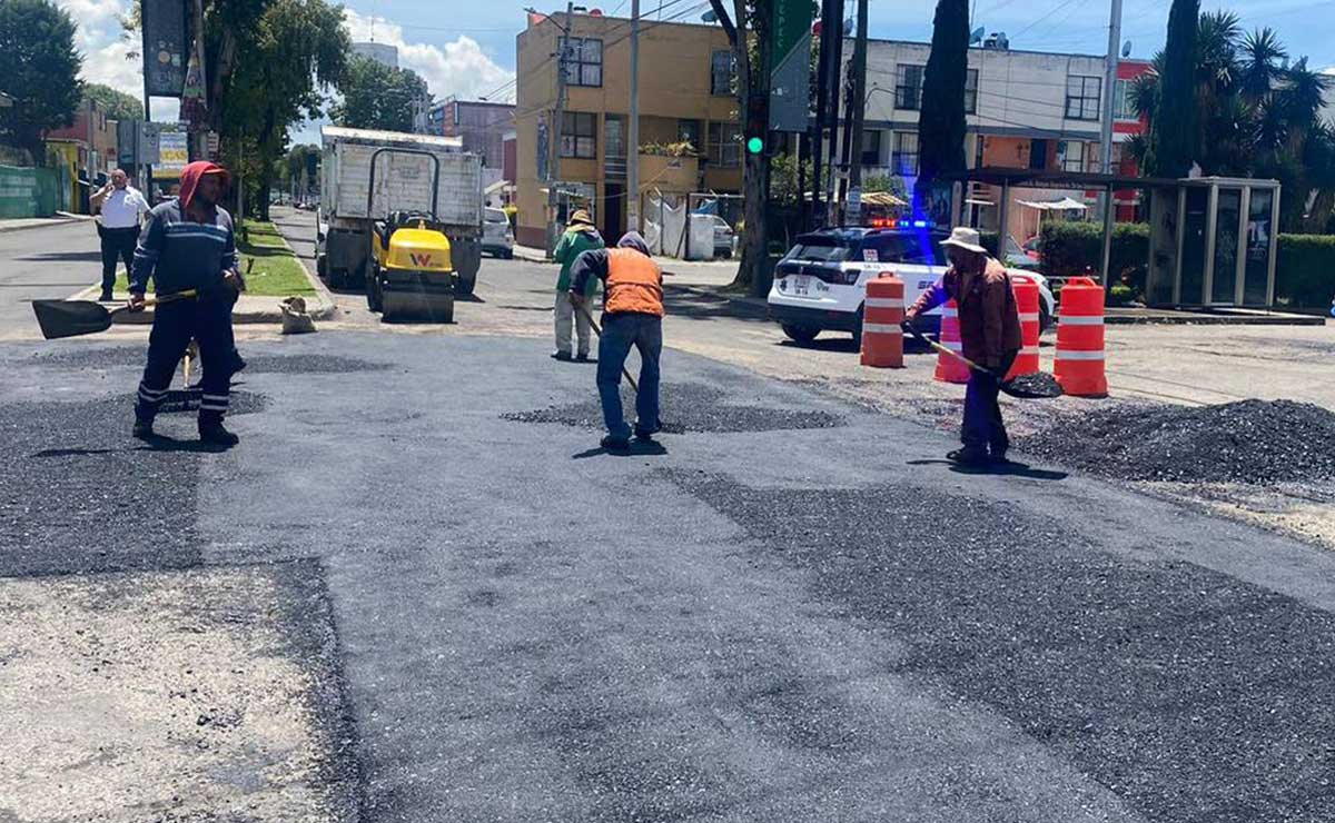 Personas trabajando en la repavimentación de avenida Gobernadores en Metepec